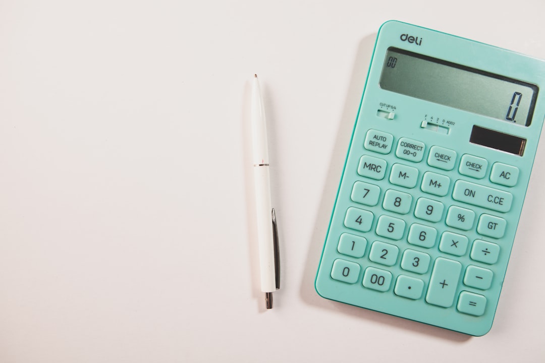 מי אתה שלום עמירה יועץ המשכנתאות שחוסף . מס הכנסה 2026, מדרגות מס, חישוב נטומאות אלפי שקלים ללקוחותיו